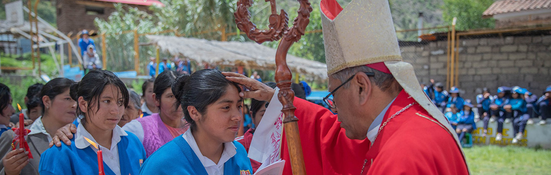 Arzobispo del Cusco imparte el Sacramento de la Confirmación a jóvenes en la Decanatura de Paruro.